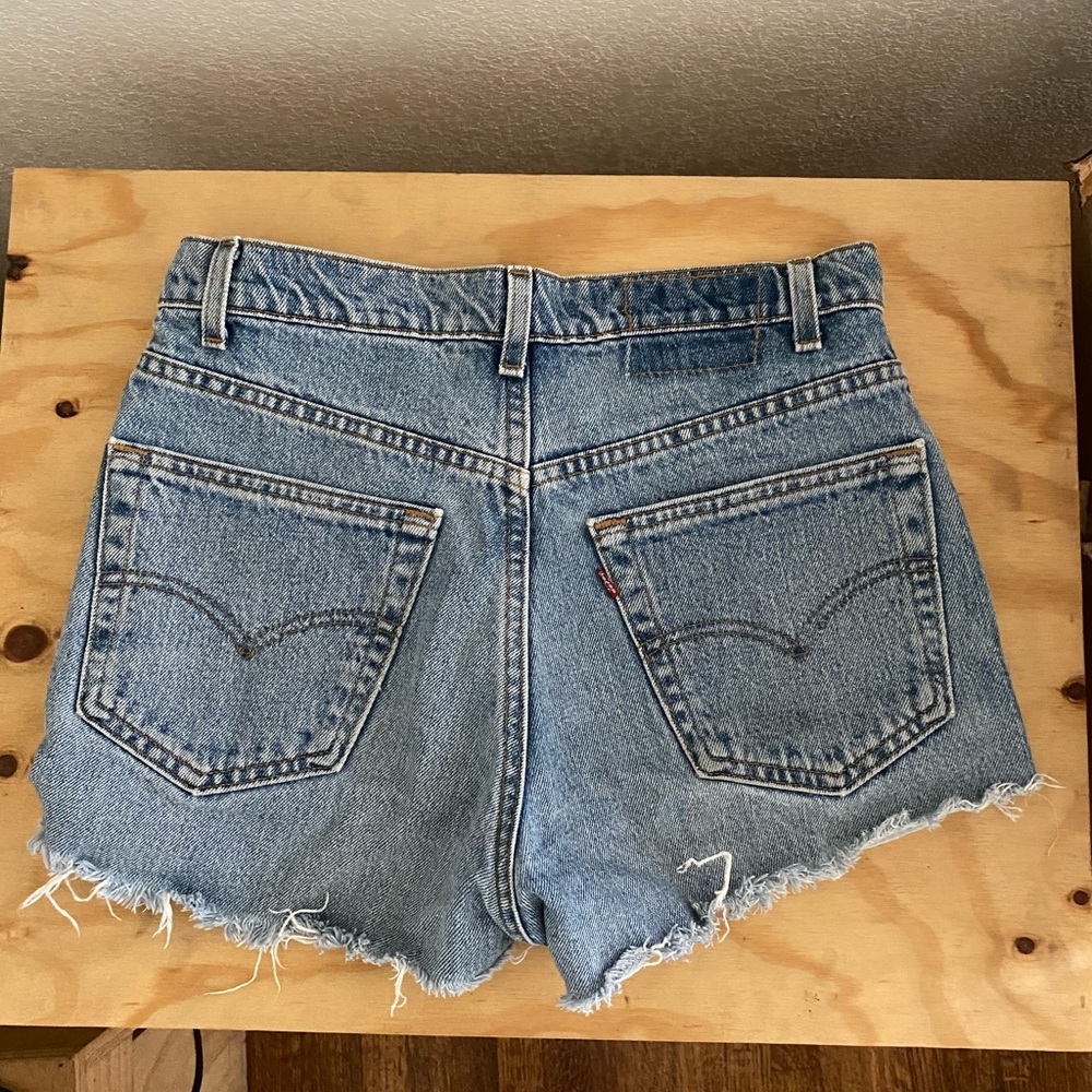 Medium wash Levi’s denim short shorts